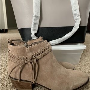 Black and Tan bootie with zipper on side tassel.